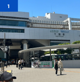 JR千葉駅東口を出て千葉ショッピングセンター（C・one）さんを右手に見てラ・ピエール通りを直進して下さい。上は内房線が走っている側道になります。