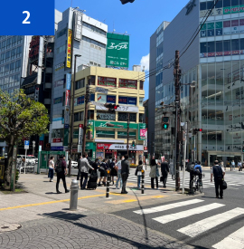 マツモトキヨシさん、日高屋さんなどが御座います五差路を日高屋さん、ファミリーマートさん間の富士見本通りを直進して下さい。